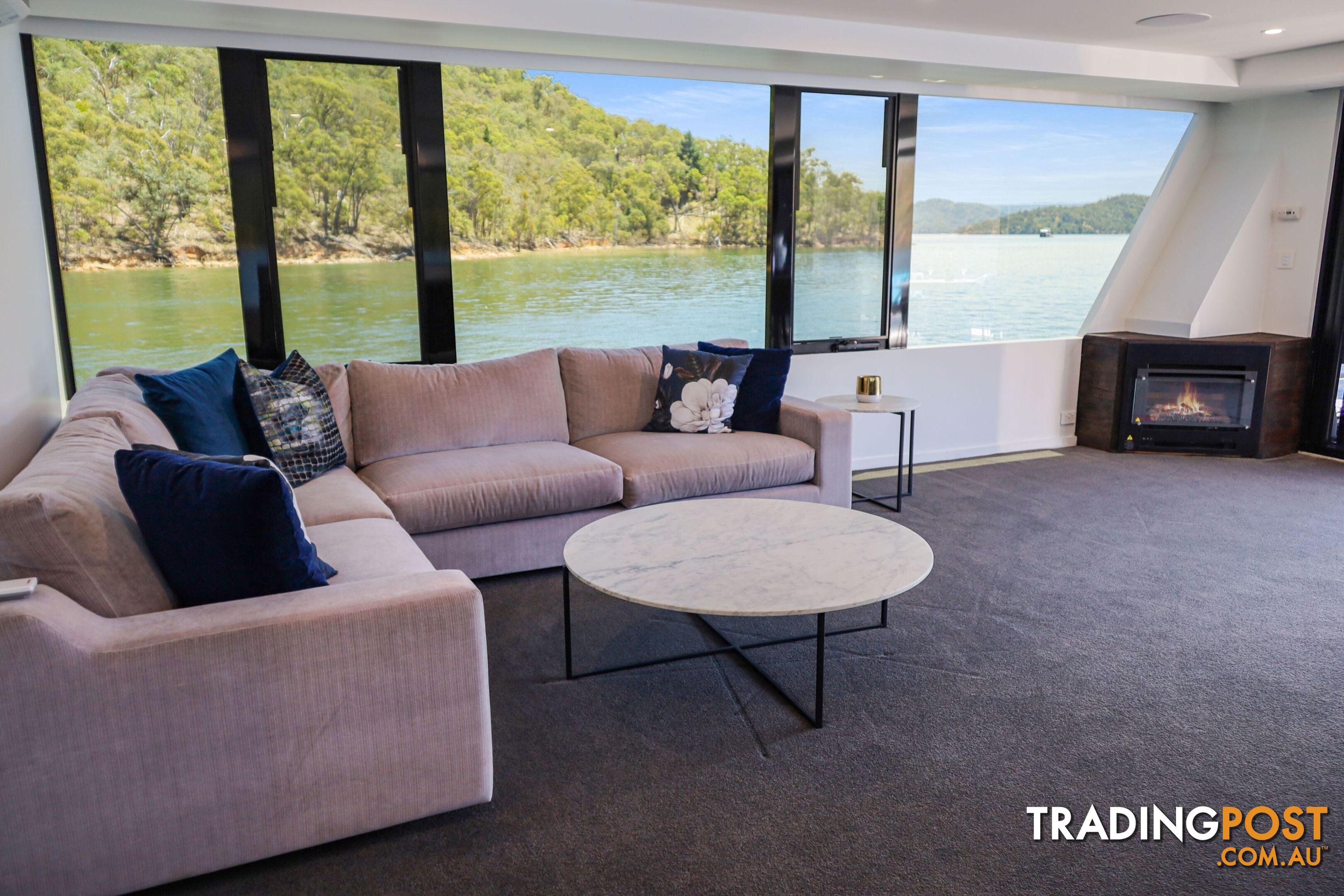 X-BOX Houseboat Holiday Home on Lake Eildon