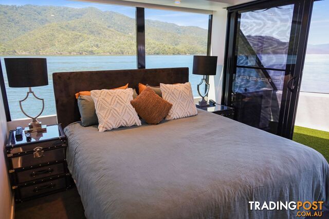 X-BOX Houseboat Holiday Home on Lake Eildon