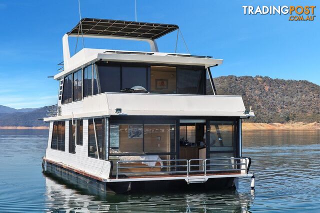 MANHATTAN Houseboat Holiday Home on Lake Eildon