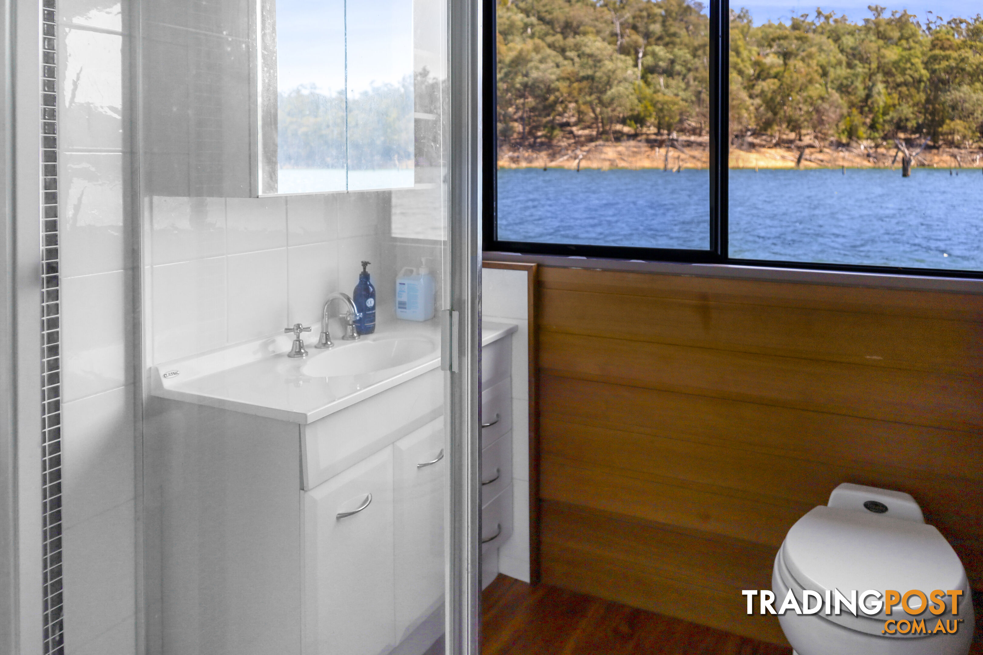 H2O Houseboat Holiday Home on Lake Eildon