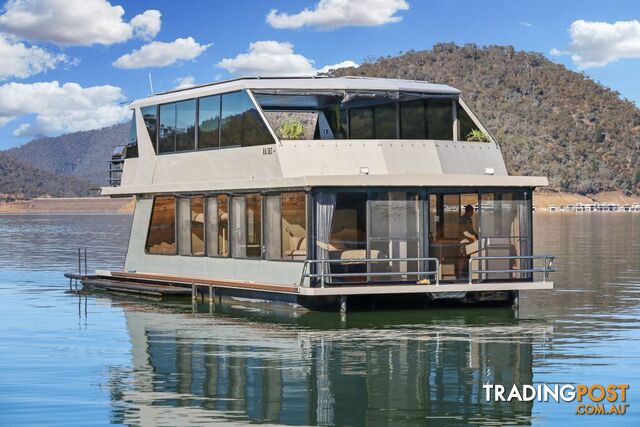 NEPTUNE Houseboat Holiday Home on Lake Eildon