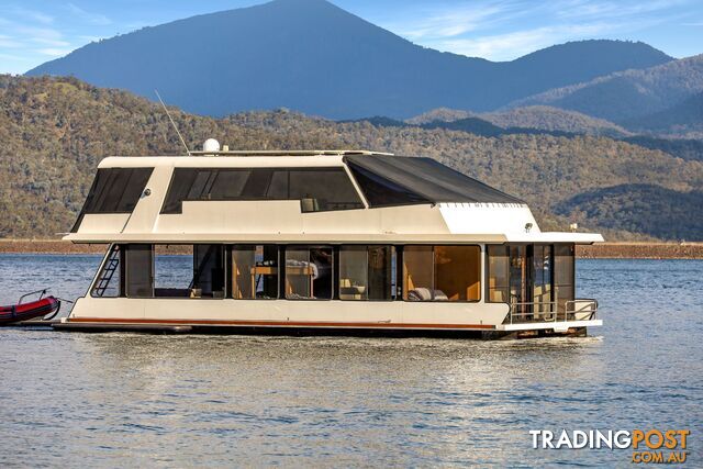 Minshadem Houseboat Holiday Home on Lake Eildon