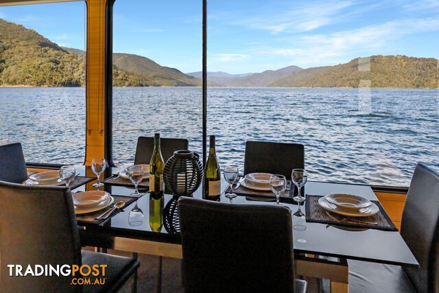 Minshadem Houseboat Holiday Home on Lake Eildon