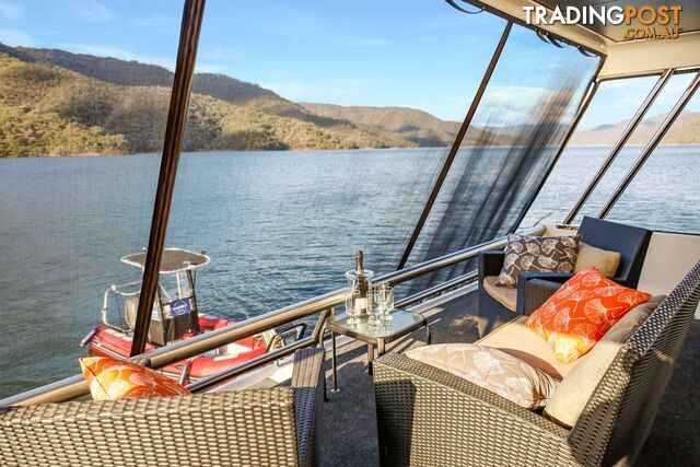 Minshadem Houseboat Holiday Home on Lake Eildon