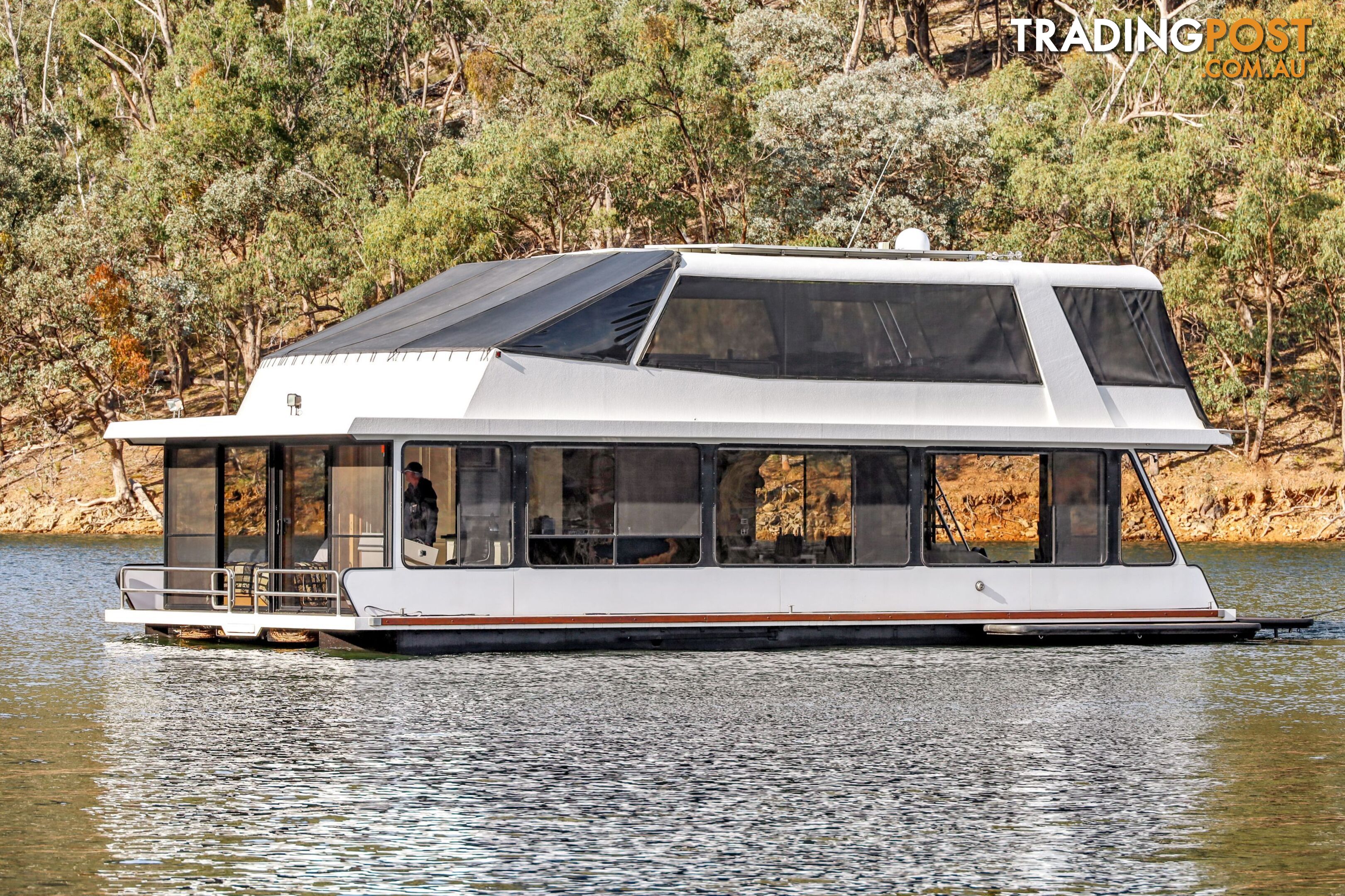 Minshadem Houseboat Holiday Home on Lake Eildon