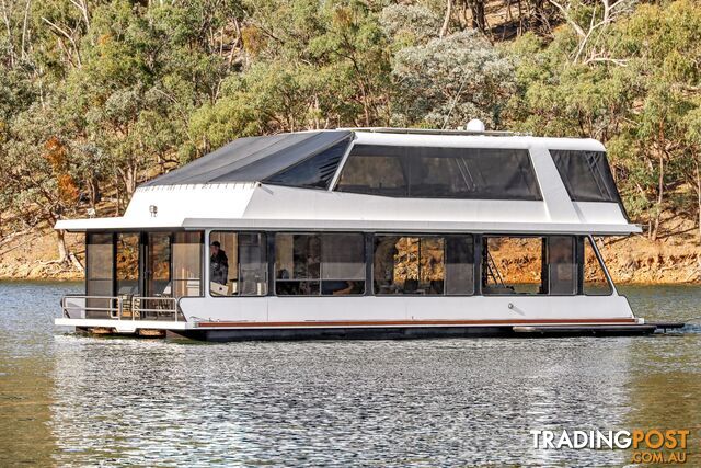 Minshadem Houseboat Holiday Home on Lake Eildon