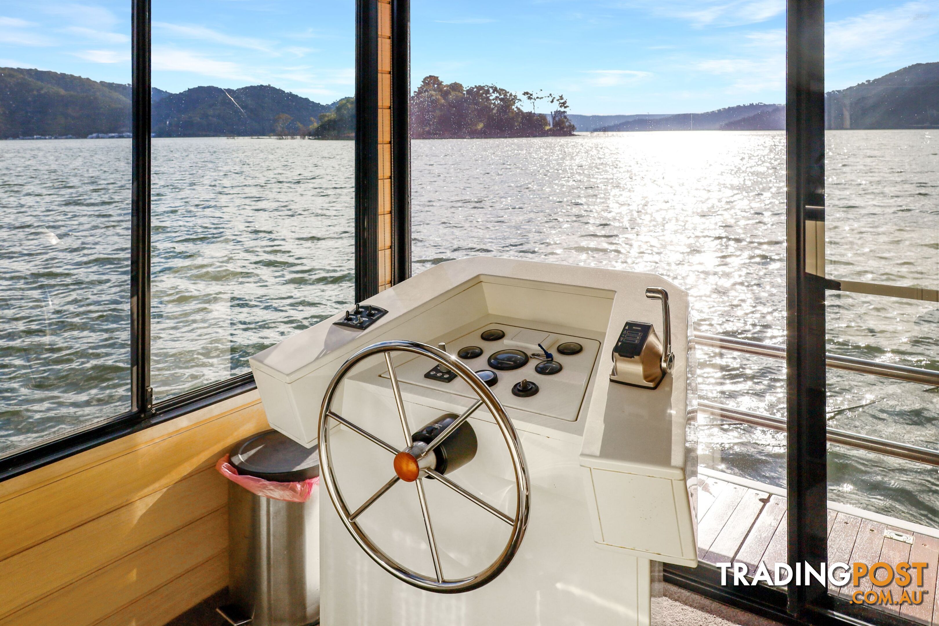 Minshadem Houseboat Holiday Home on Lake Eildon