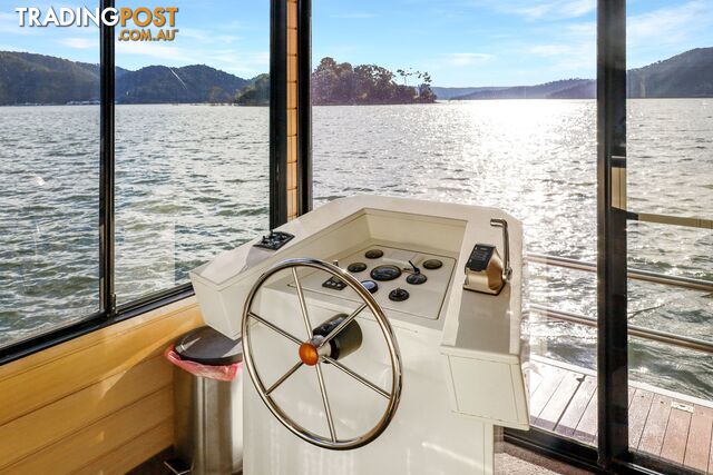 Minshadem Houseboat Holiday Home on Lake Eildon