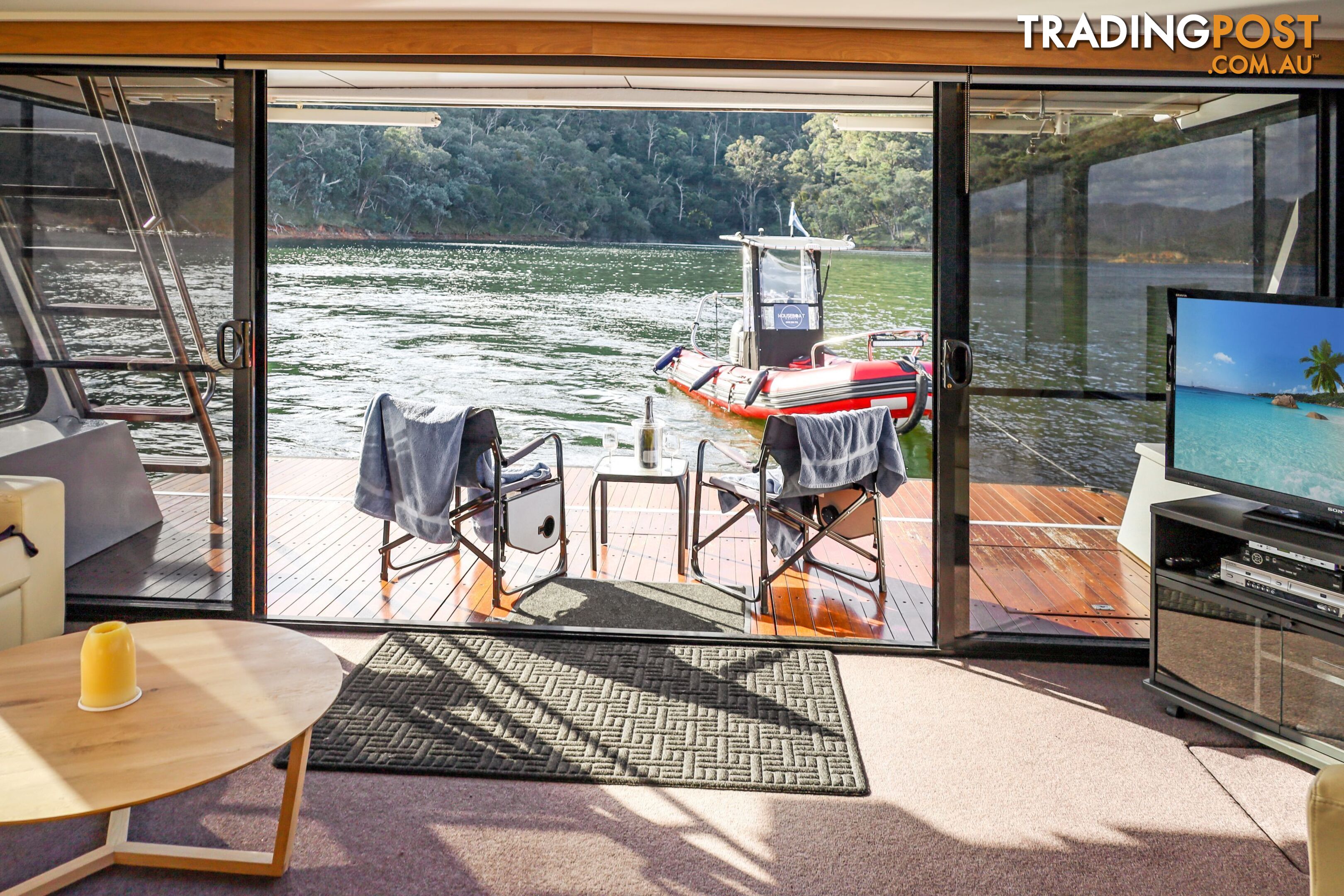 Minshadem Houseboat Holiday Home on Lake Eildon