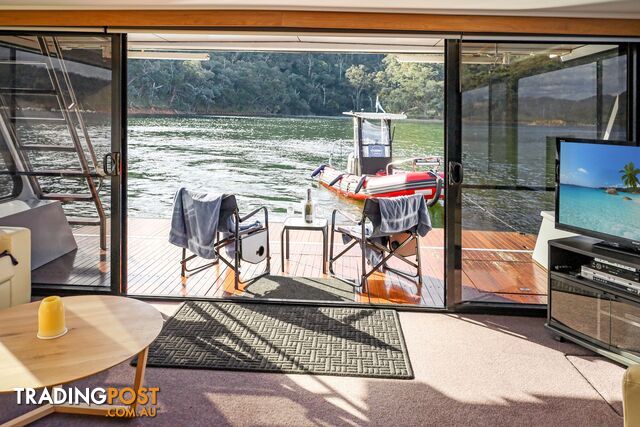 Minshadem Houseboat Holiday Home on Lake Eildon