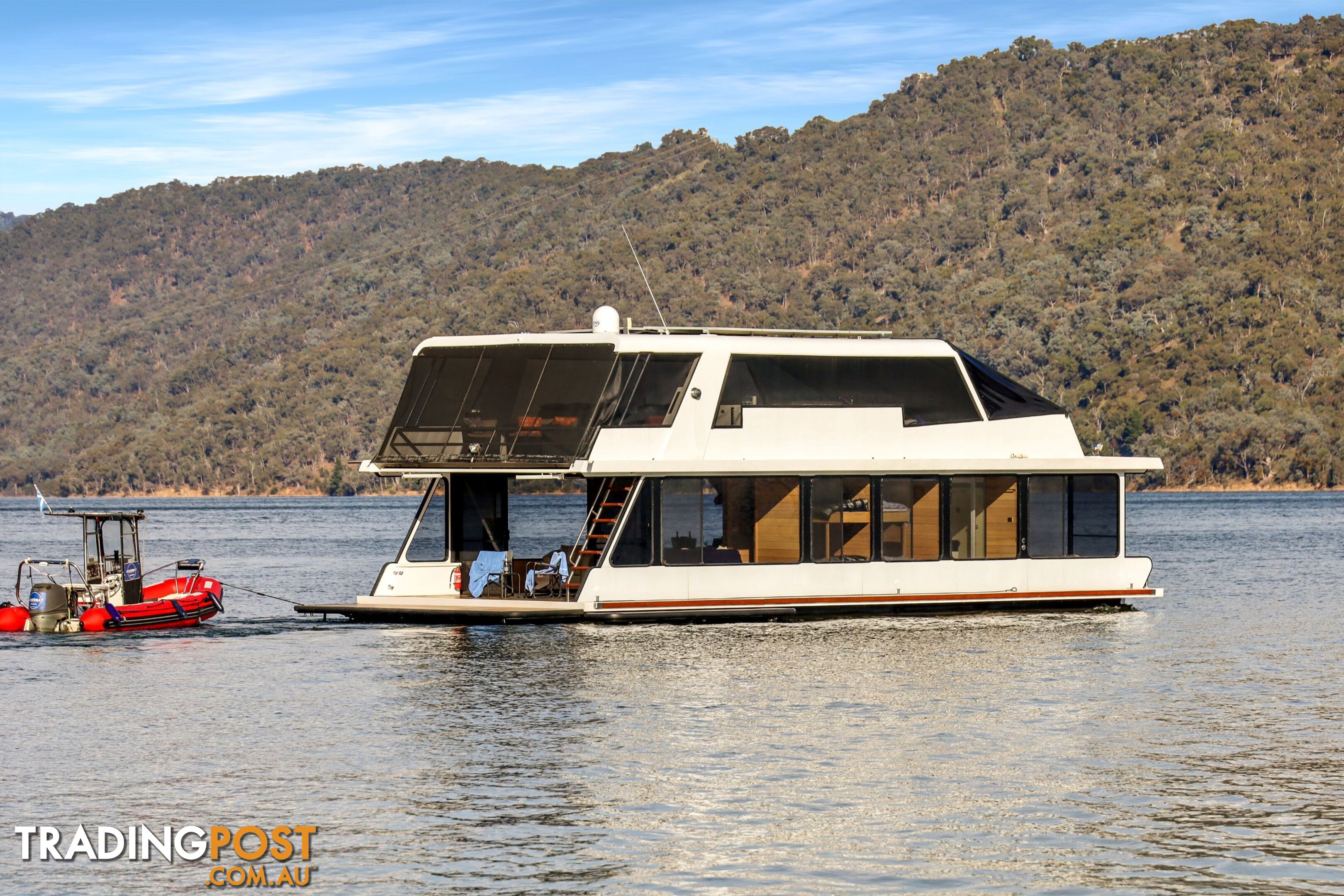 Minshadem Houseboat Holiday Home on Lake Eildon