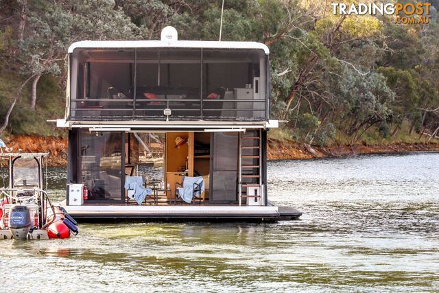 Minshadem Houseboat Holiday Home on Lake Eildon