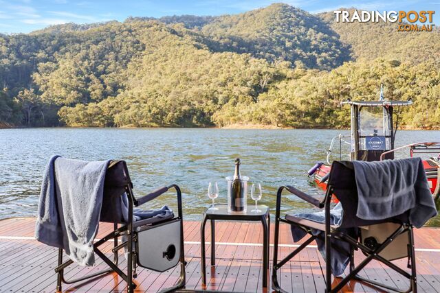 Minshadem Houseboat Holiday Home on Lake Eildon