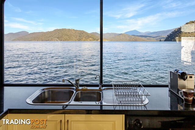 Minshadem Houseboat Holiday Home on Lake Eildon