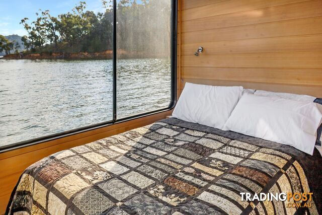 Minshadem Houseboat Holiday Home on Lake Eildon