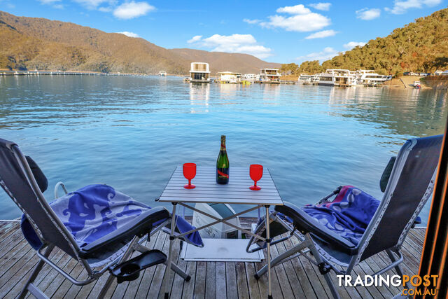 Slice of Heaven Houseboat Holiday Home on Lake Eildon