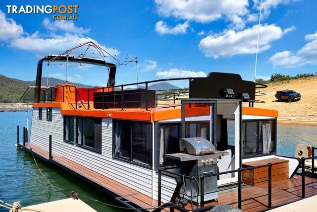 RAFFLES @ JCM Houseboat Holiday Home on Lake Eildon