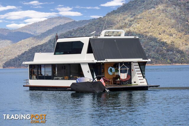 Nomad Houseboat Holiday Home on Lake Eildon