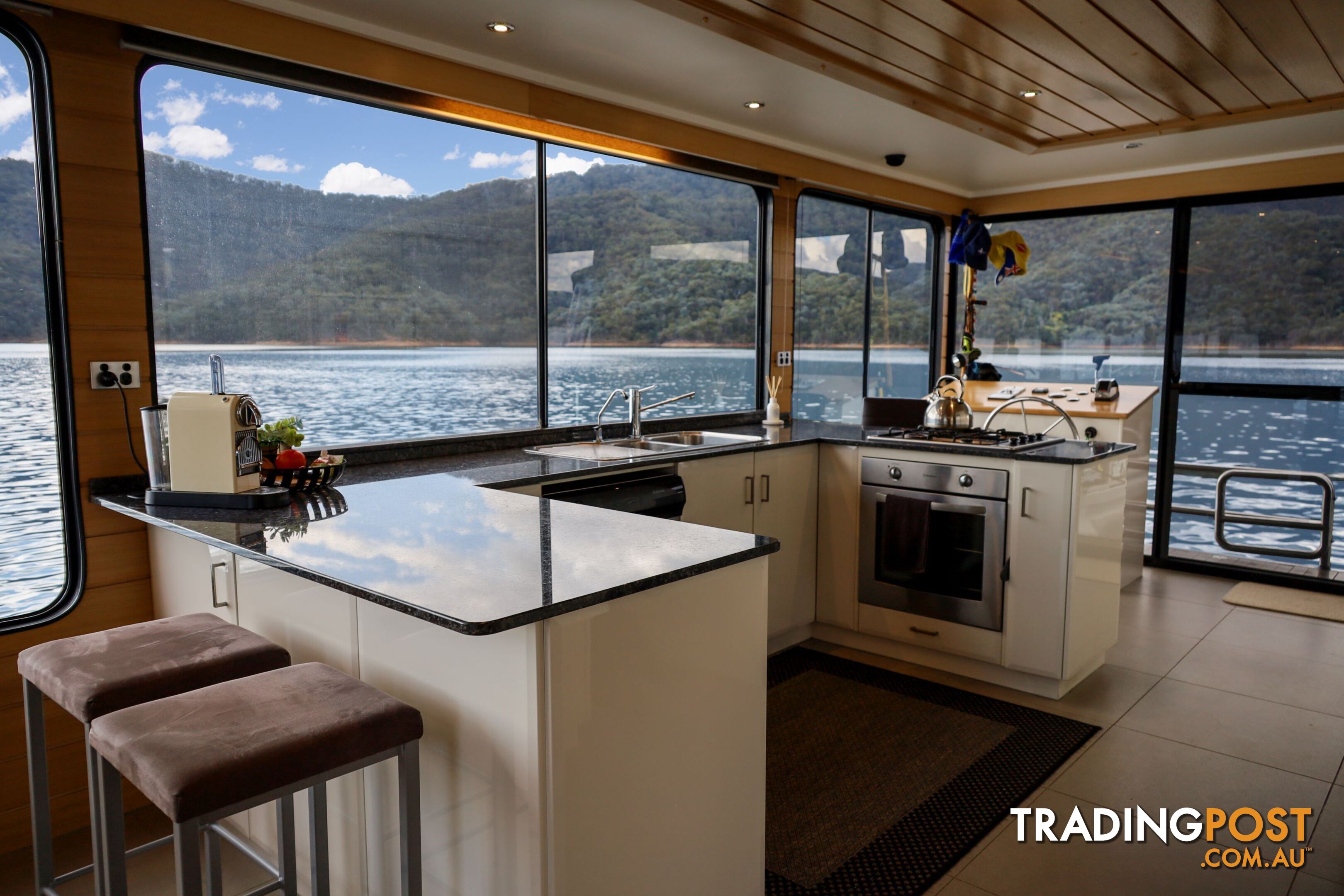 Nomad Houseboat Holiday Home on Lake Eildon