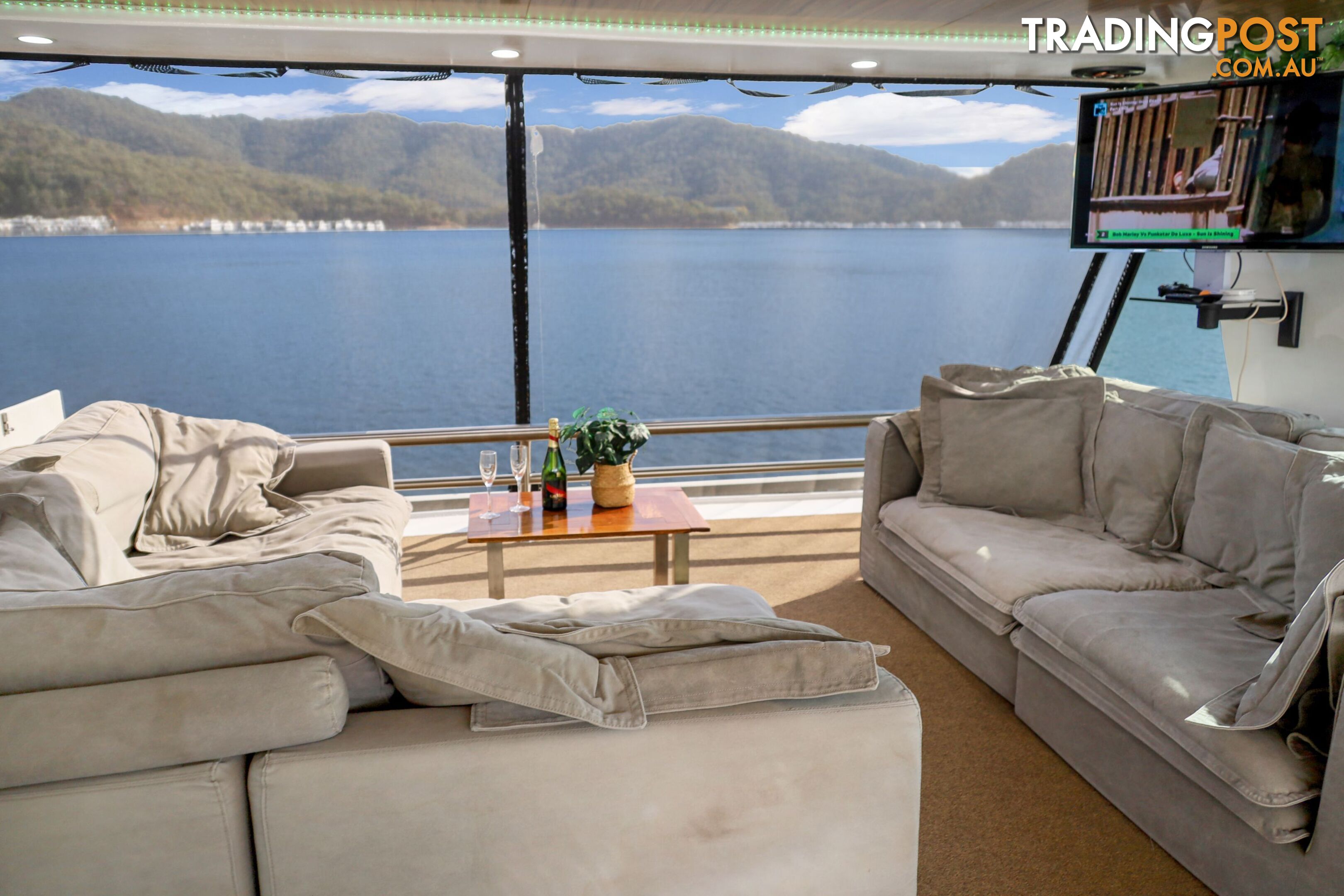 Nomad Houseboat Holiday Home on Lake Eildon