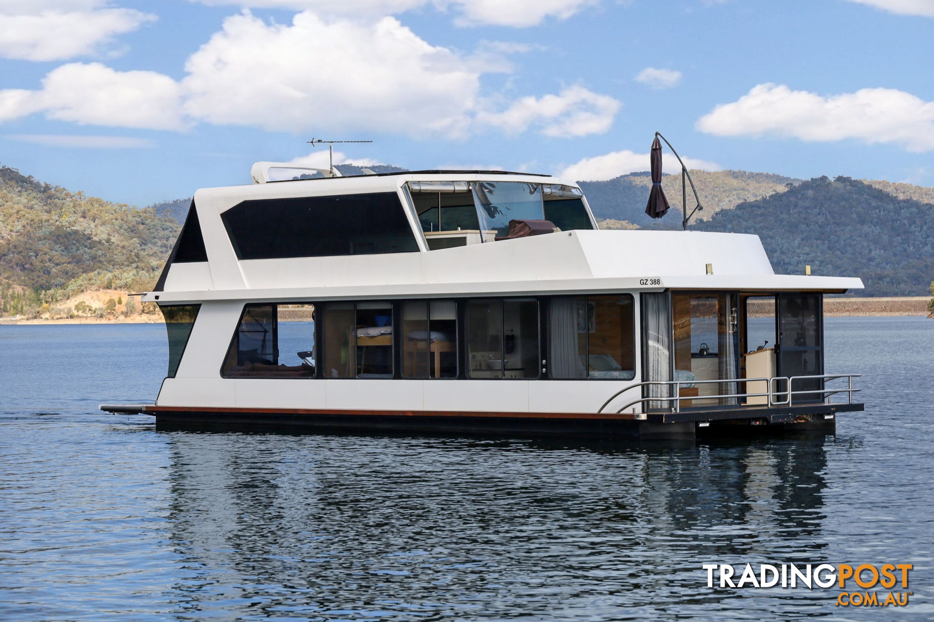 Nomad Houseboat Holiday Home on Lake Eildon