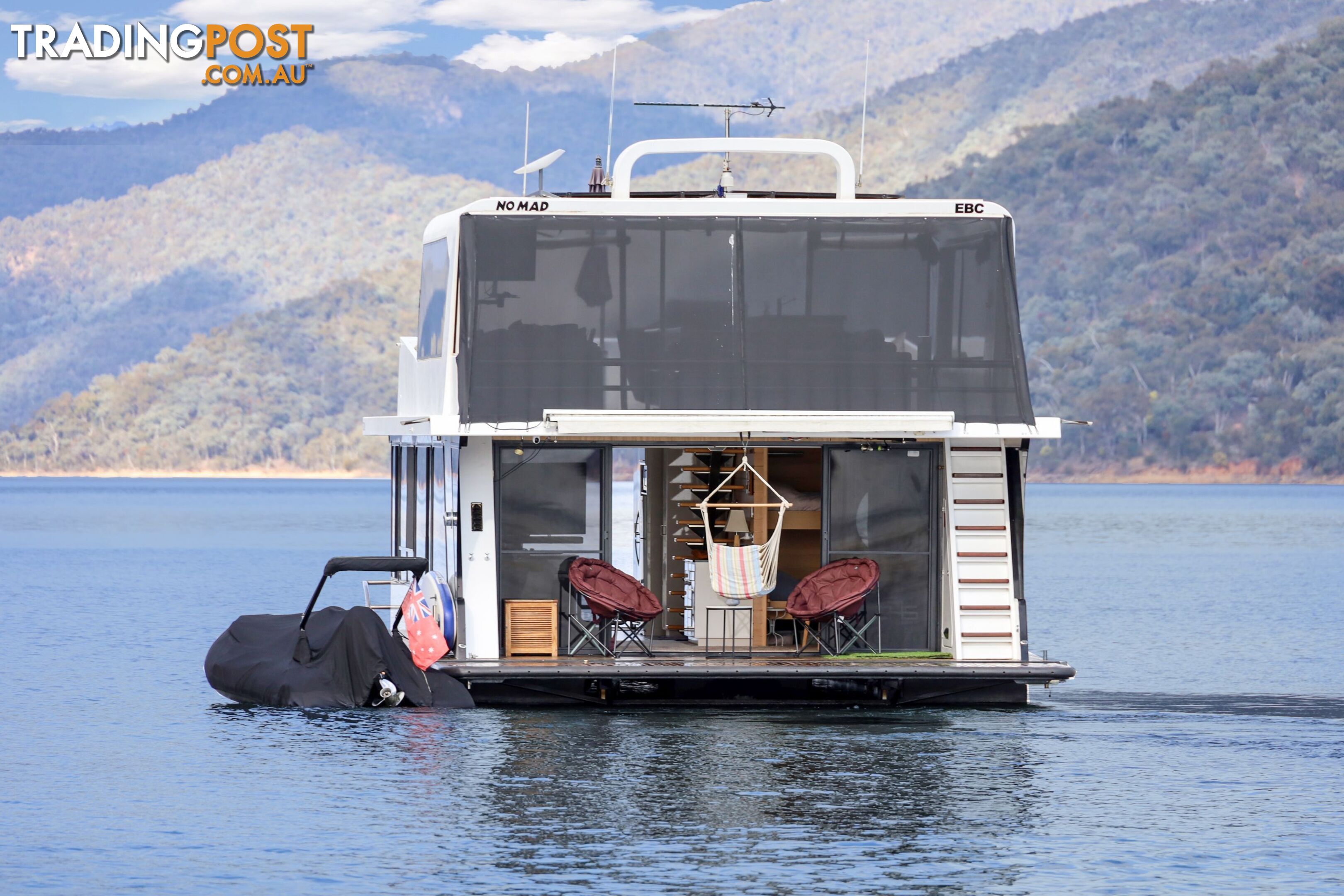 Nomad Houseboat Holiday Home on Lake Eildon