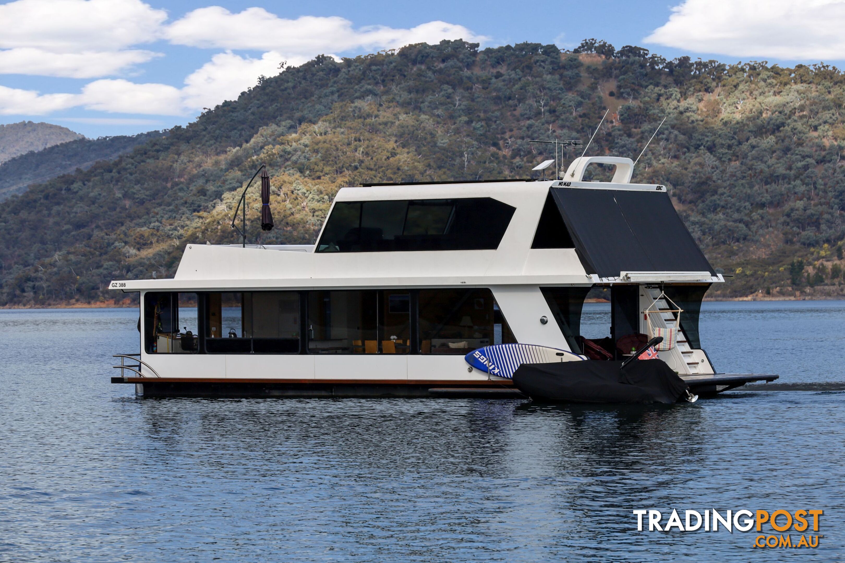 Nomad Houseboat Holiday Home on Lake Eildon