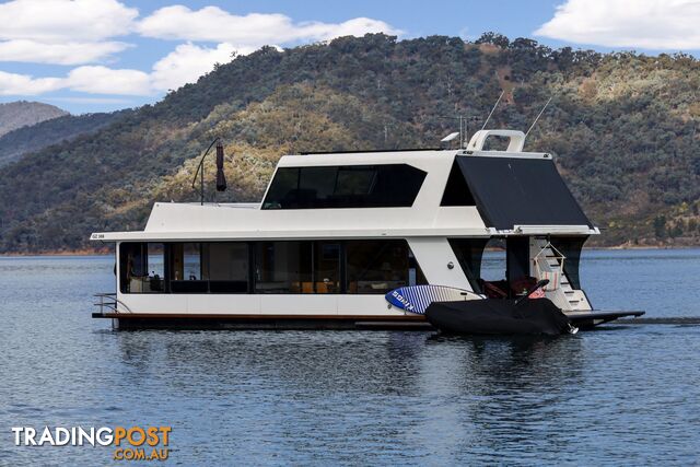 Nomad Houseboat Holiday Home on Lake Eildon