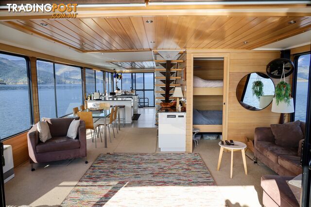 Nomad Houseboat Holiday Home on Lake Eildon