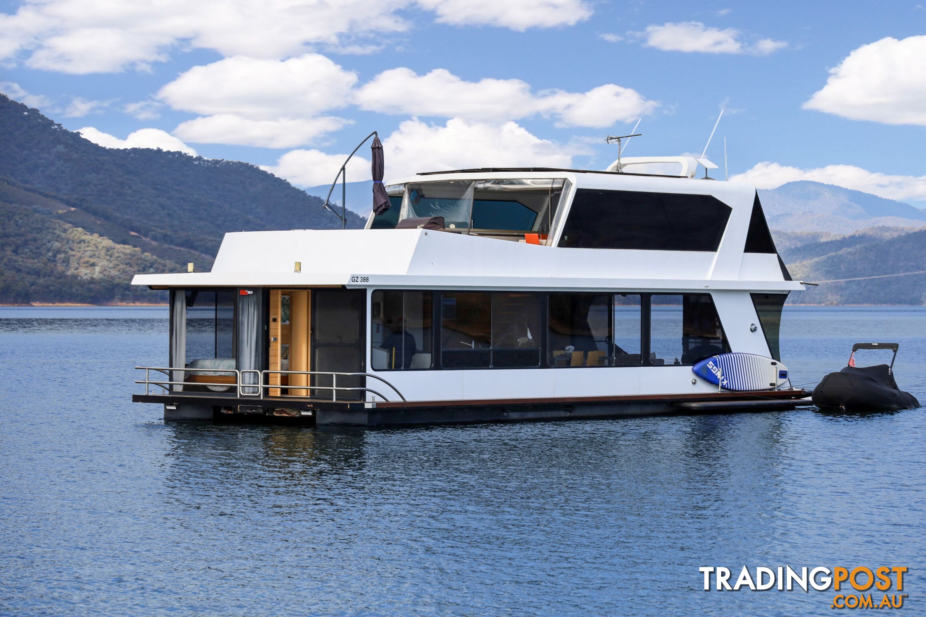 Nomad Houseboat Holiday Home on Lake Eildon