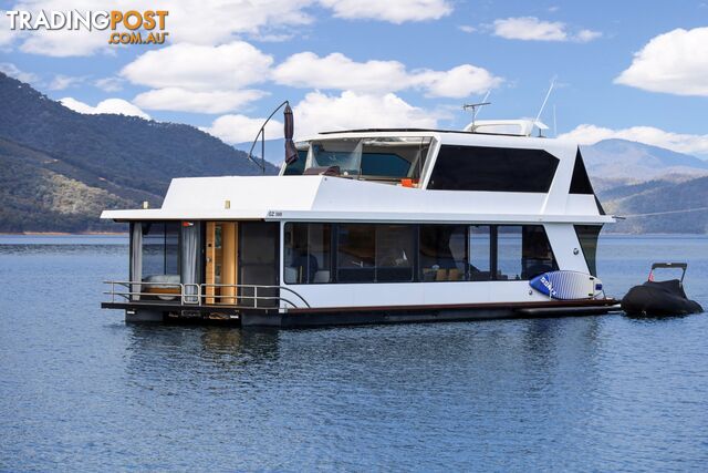 Nomad Houseboat Holiday Home on Lake Eildon