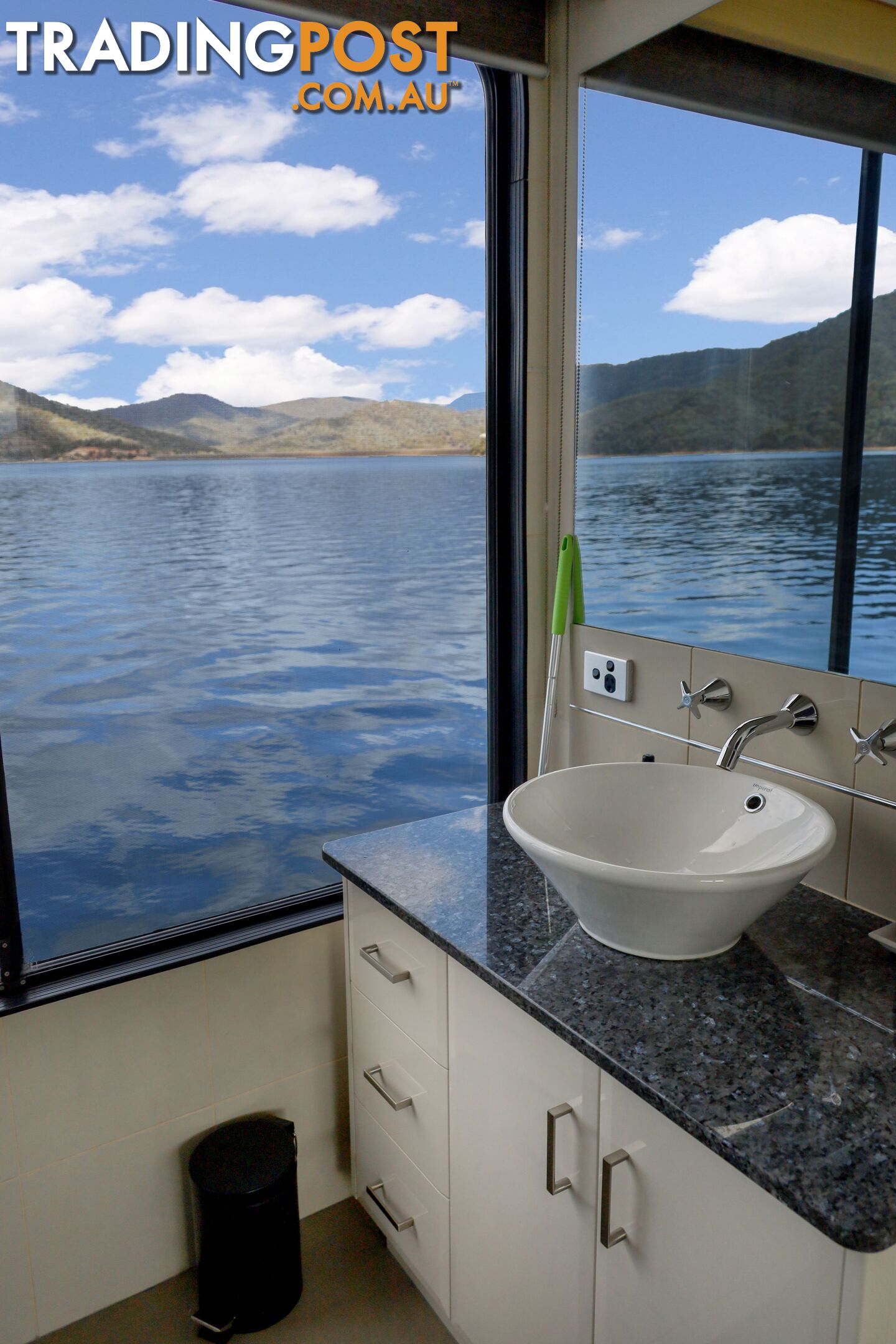 Nomad Houseboat Holiday Home on Lake Eildon