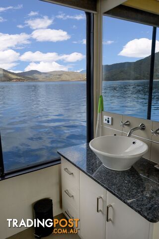 Nomad Houseboat Holiday Home on Lake Eildon