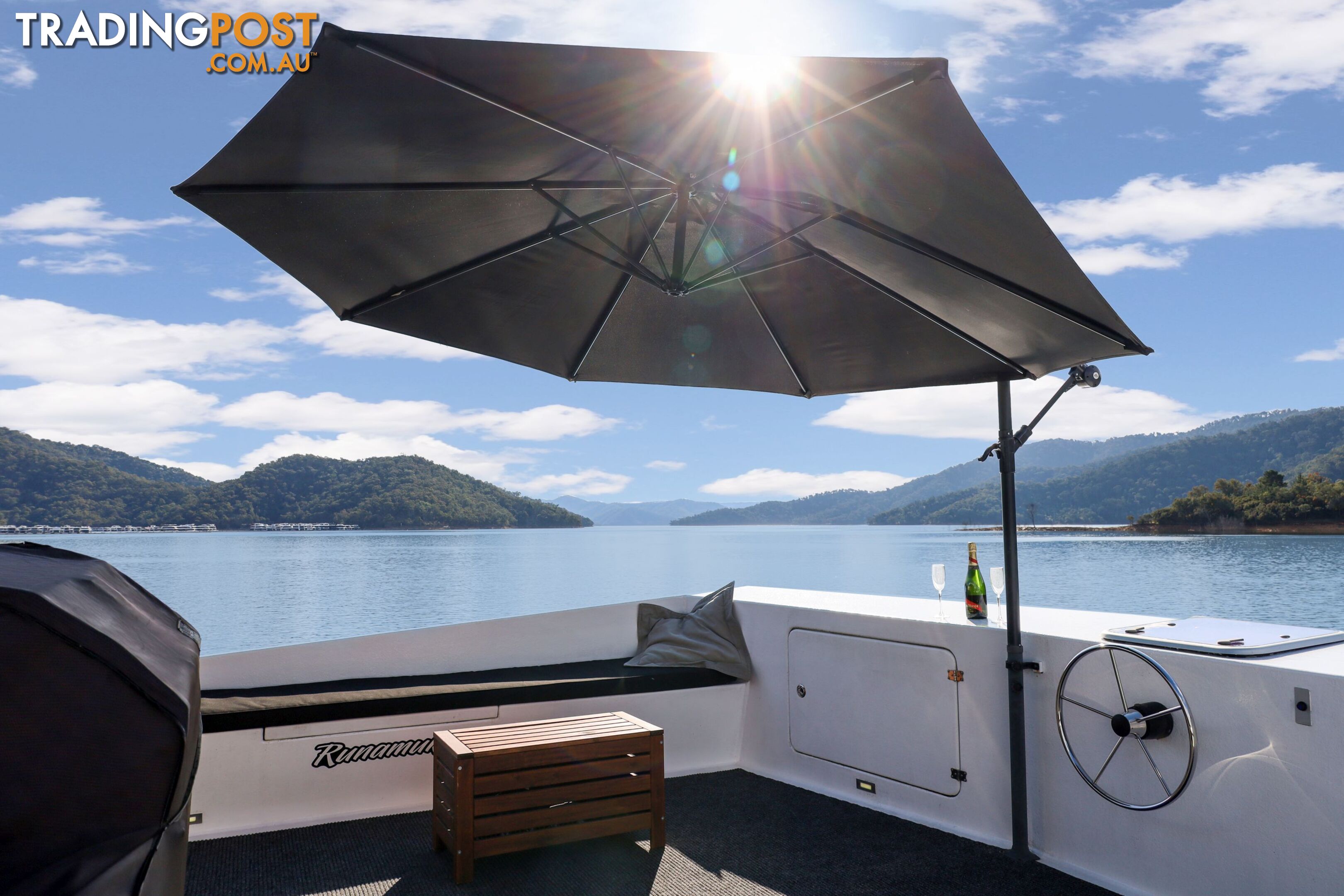 Nomad Houseboat Holiday Home on Lake Eildon