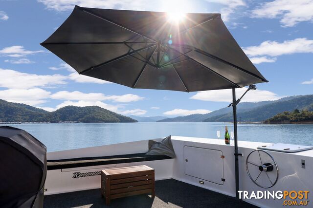 Nomad Houseboat Holiday Home on Lake Eildon