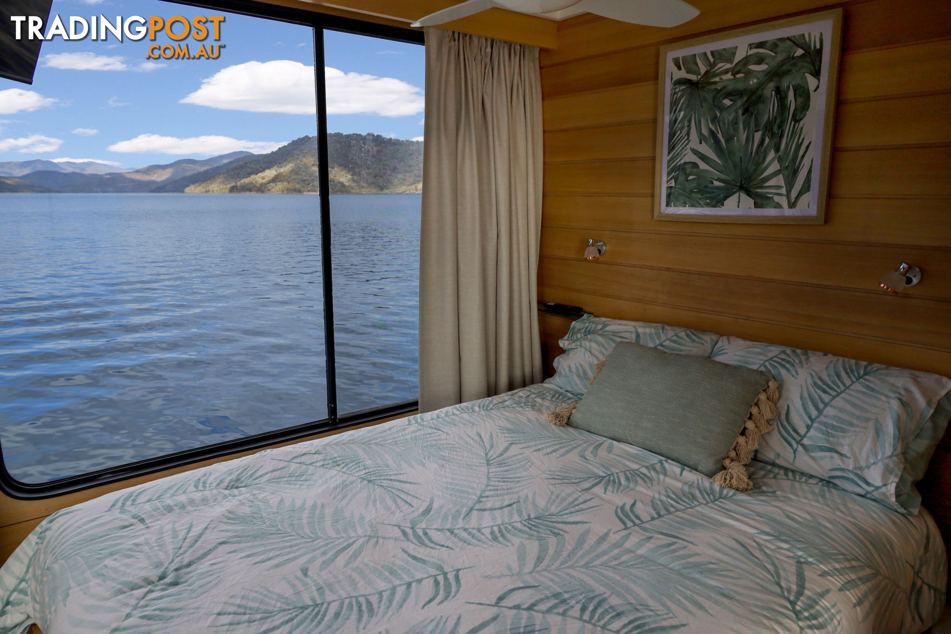 Nomad Houseboat Holiday Home on Lake Eildon