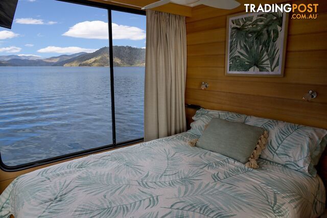 Nomad Houseboat Holiday Home on Lake Eildon