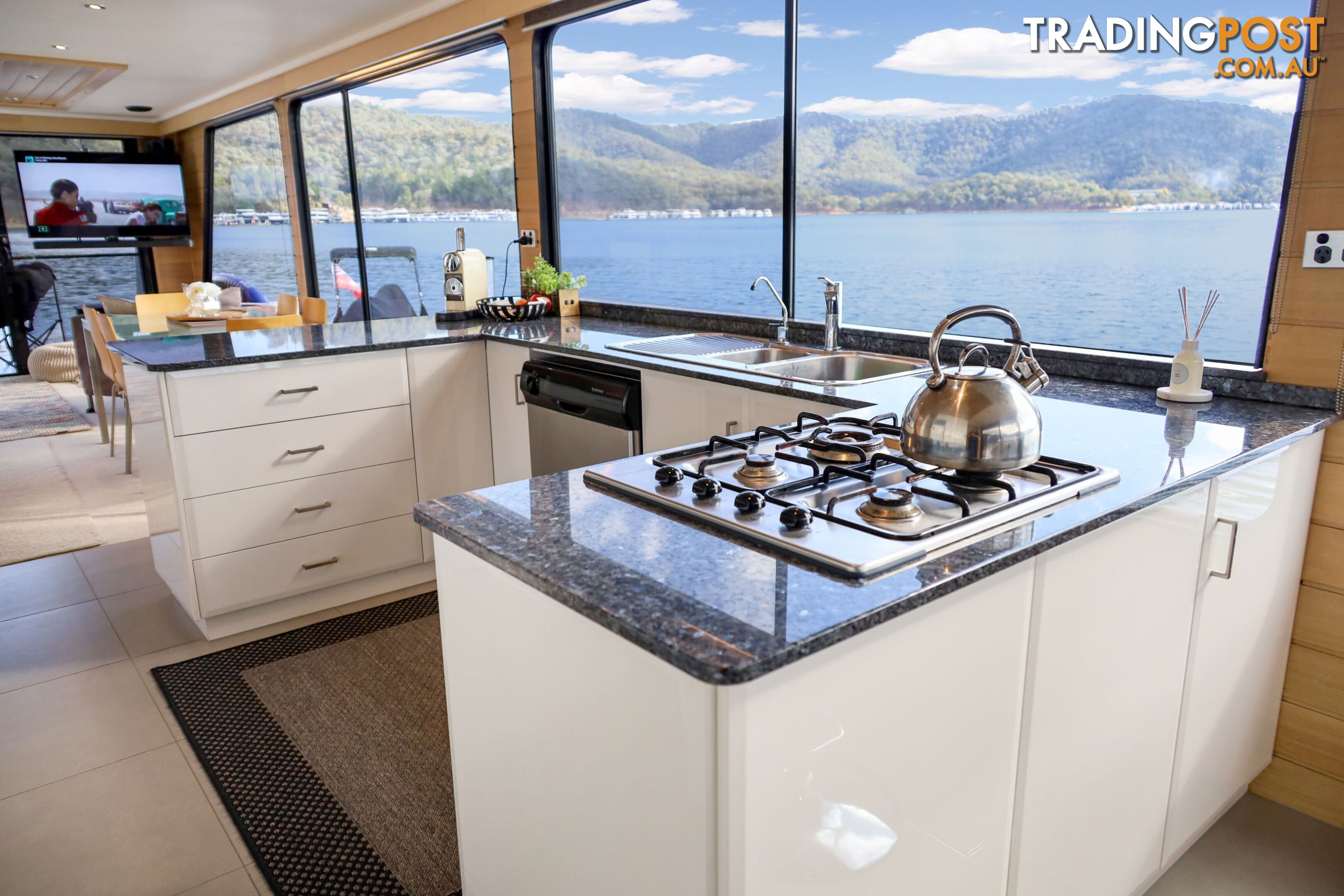 Nomad Houseboat Holiday Home on Lake Eildon