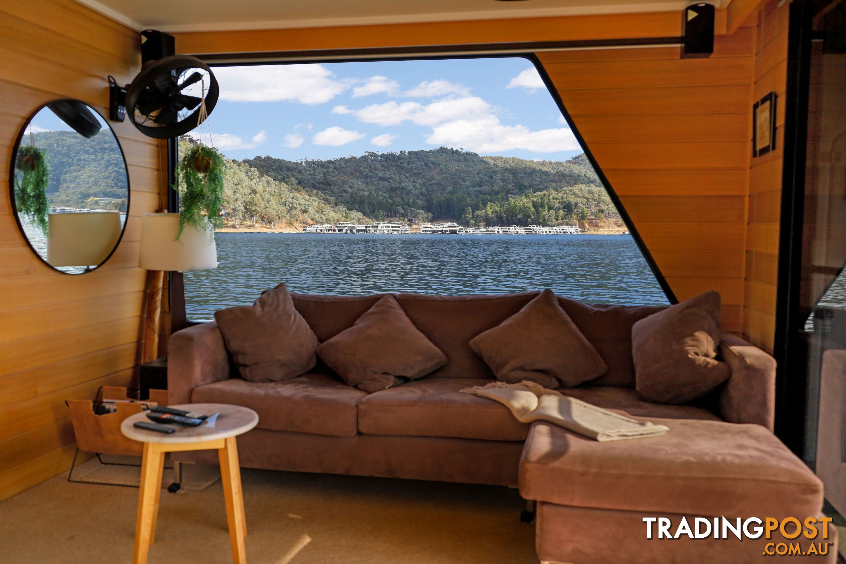 Nomad Houseboat Holiday Home on Lake Eildon