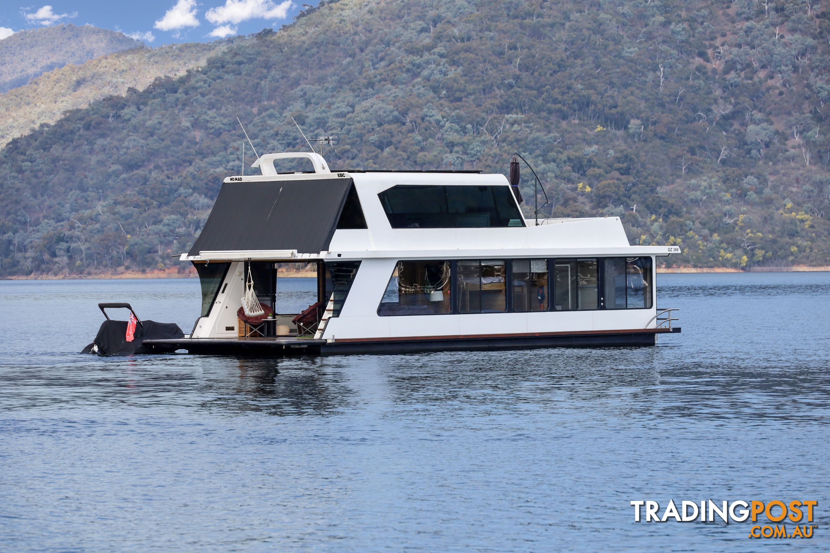 Nomad Houseboat Holiday Home on Lake Eildon