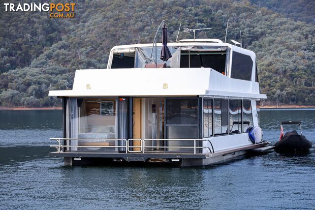 Nomad Houseboat Holiday Home on Lake Eildon