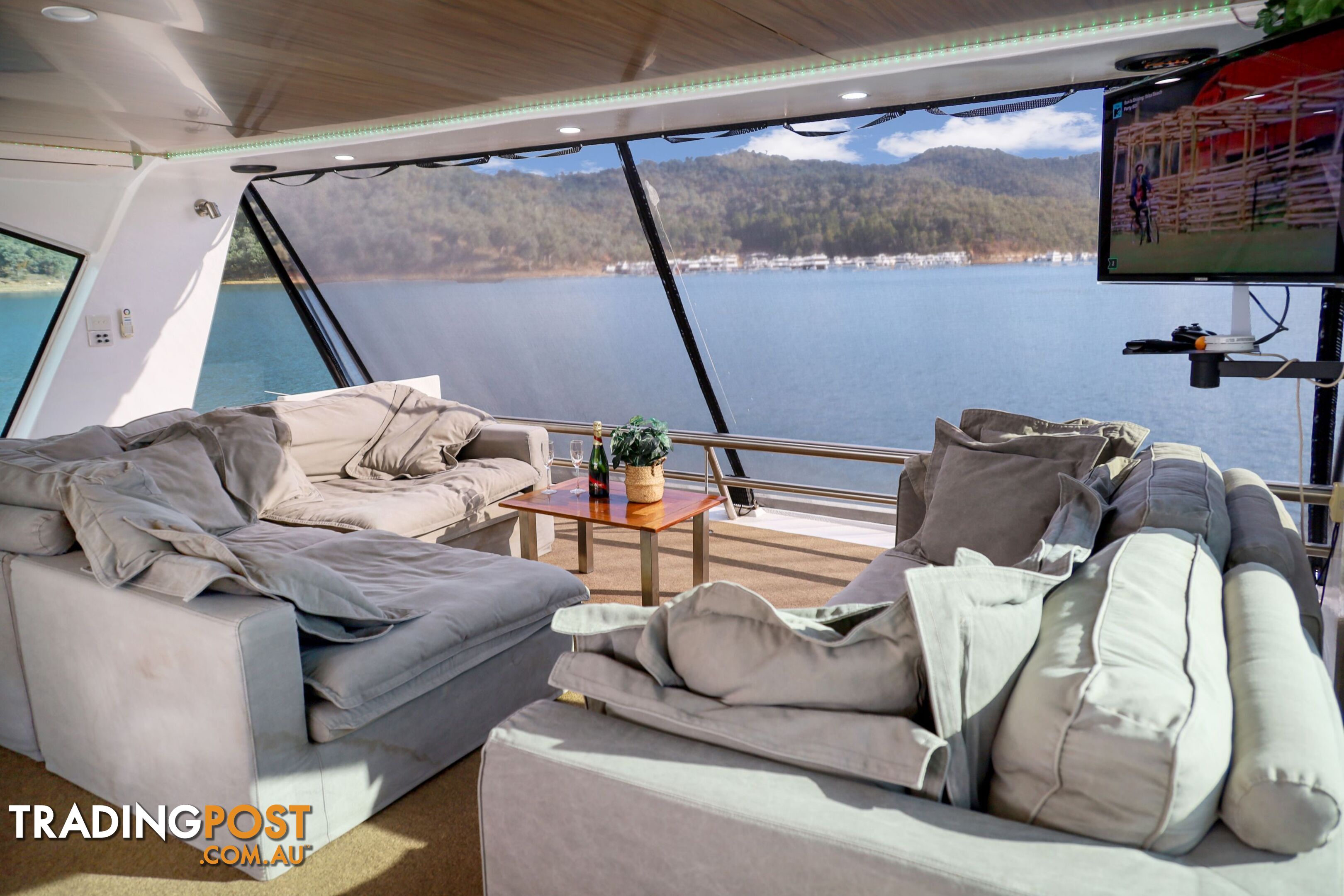 Nomad Houseboat Holiday Home on Lake Eildon