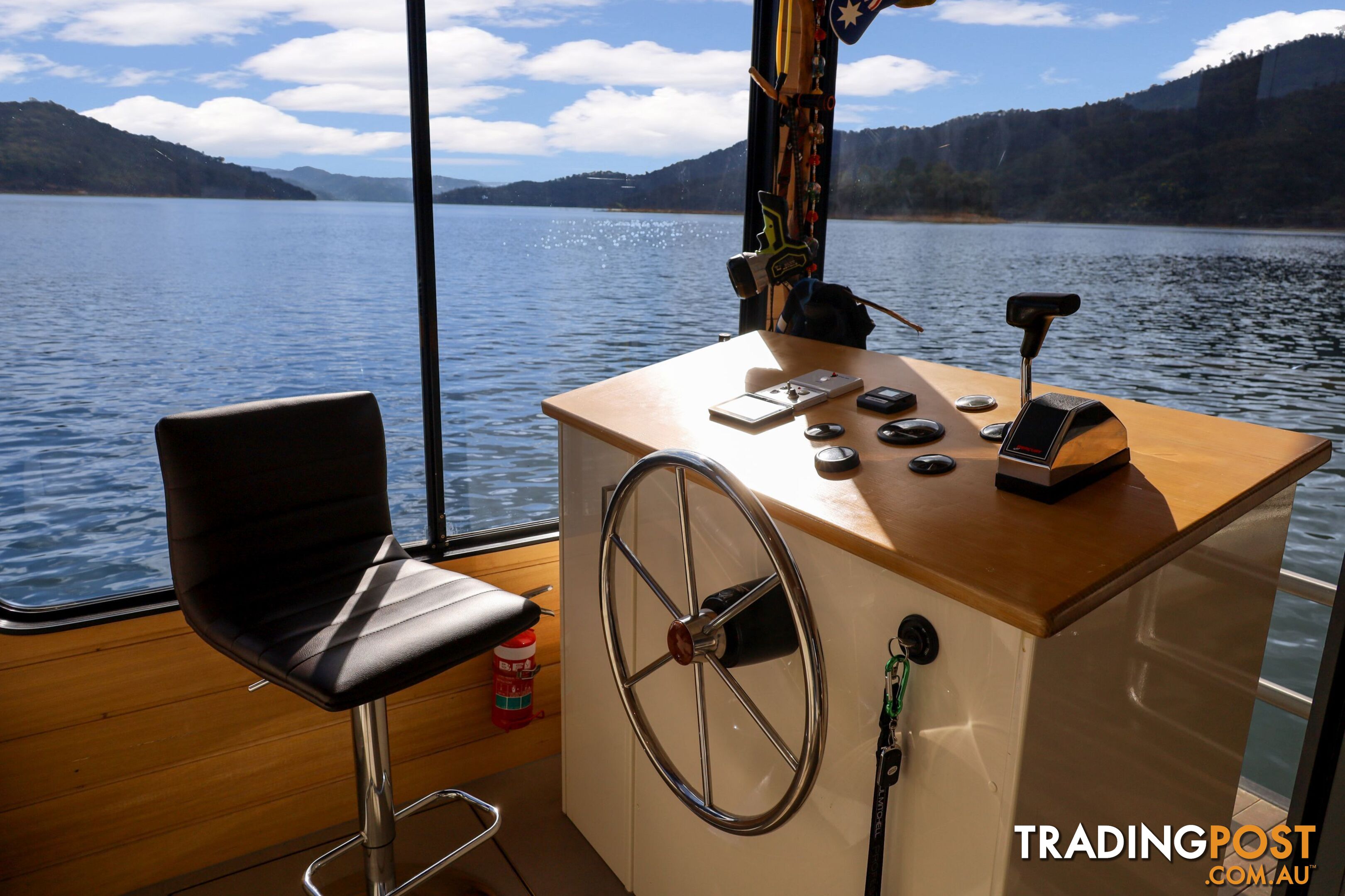 Nomad Houseboat Holiday Home on Lake Eildon