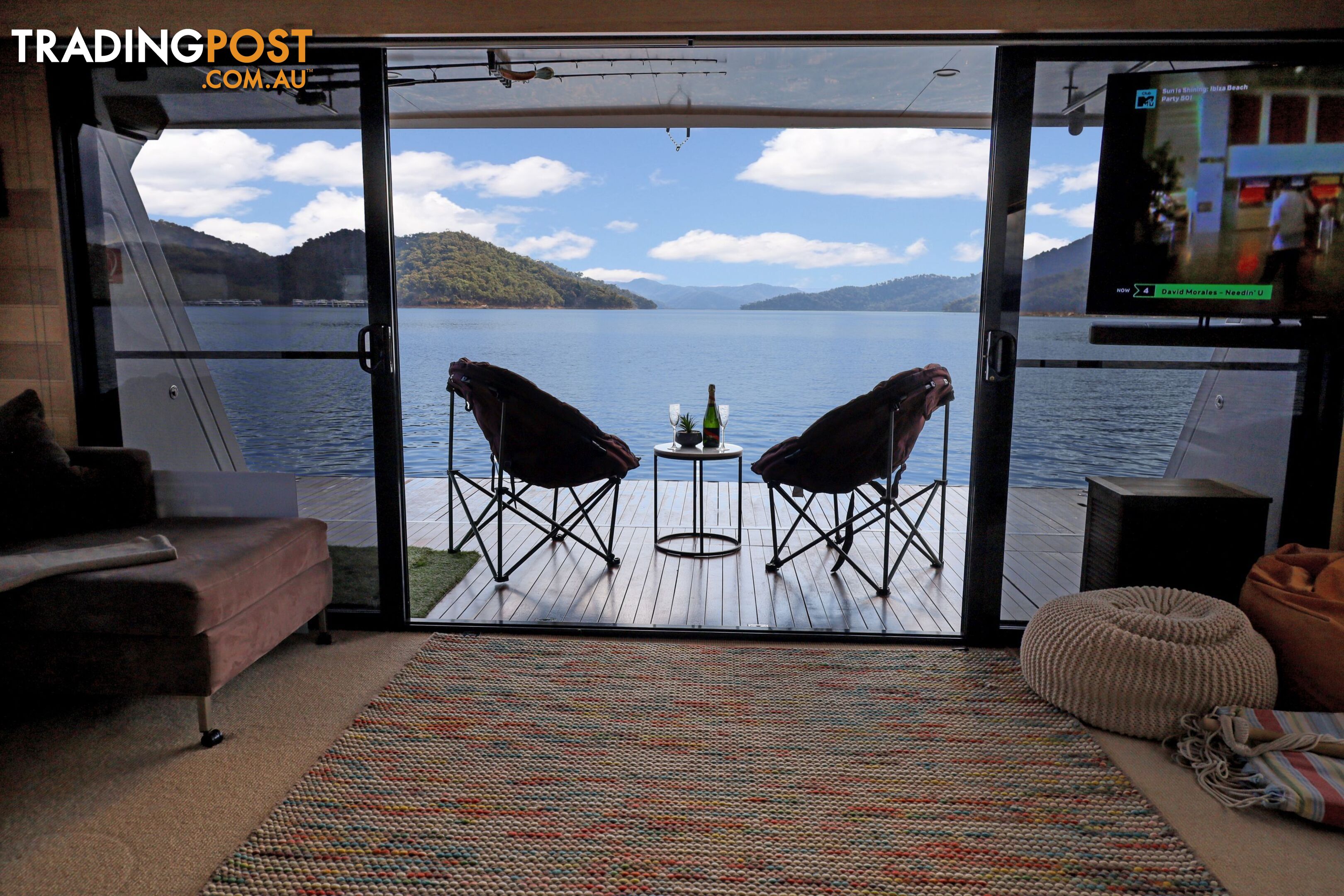 Nomad Houseboat Holiday Home on Lake Eildon