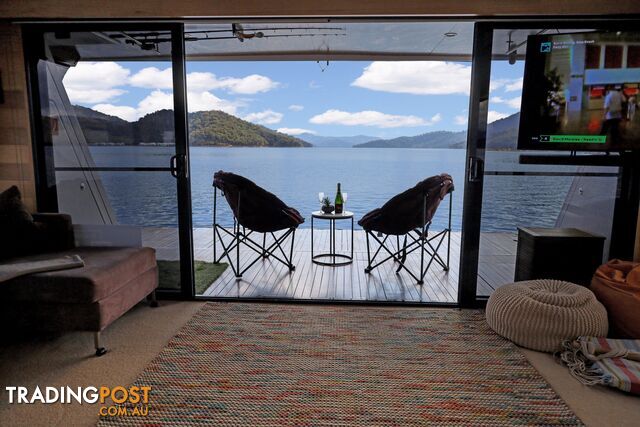 Nomad Houseboat Holiday Home on Lake Eildon