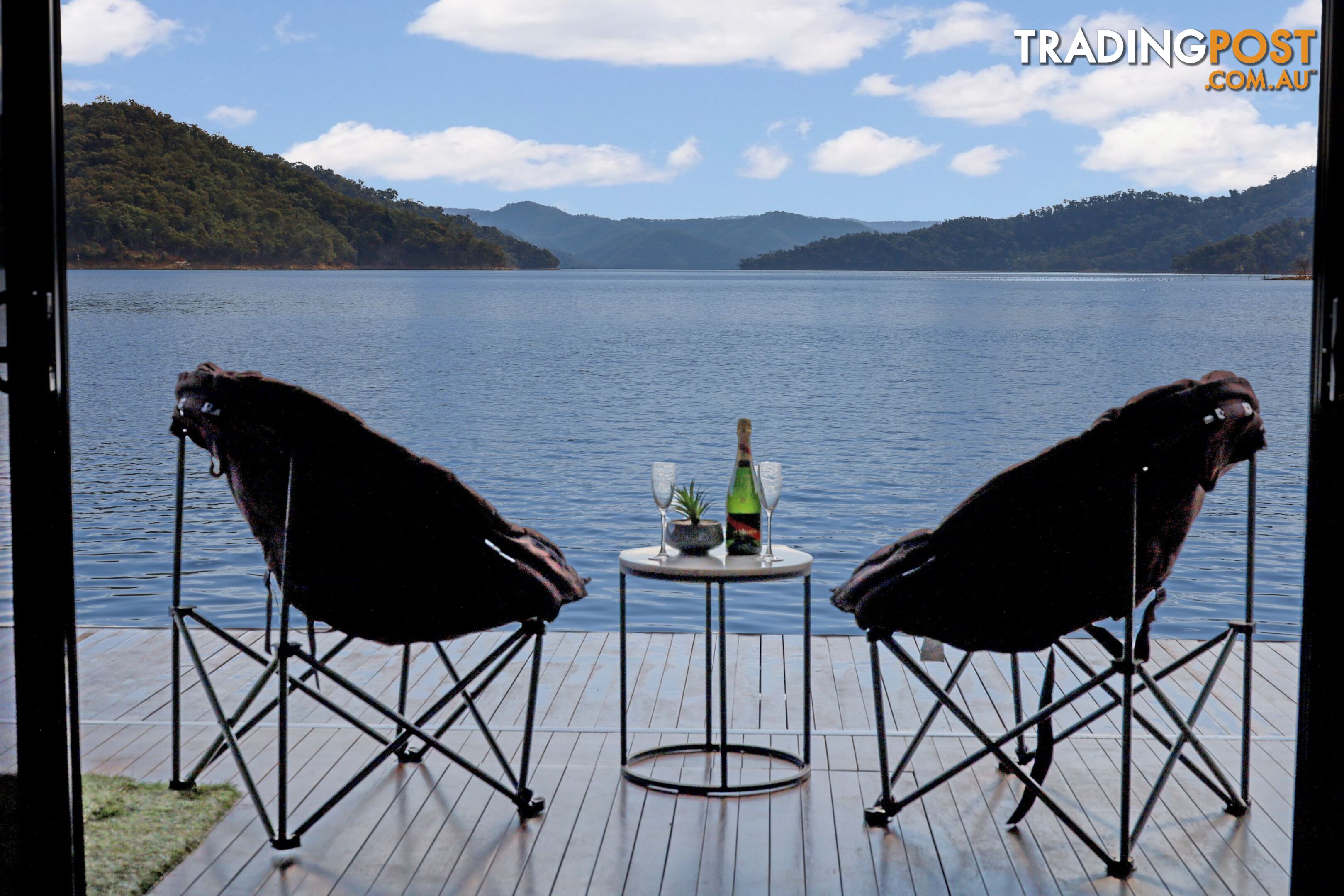 Nomad Houseboat Holiday Home on Lake Eildon