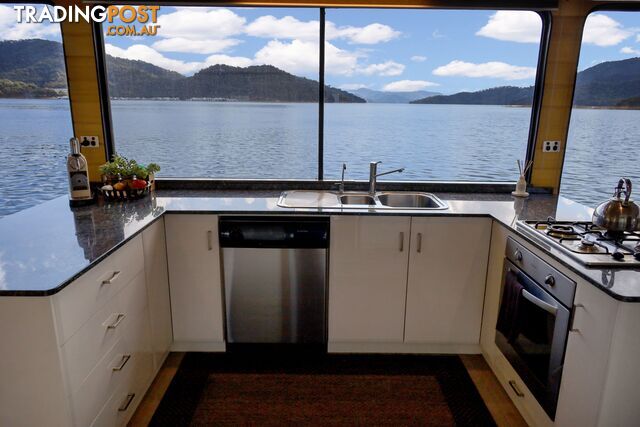 Nomad Houseboat Holiday Home on Lake Eildon