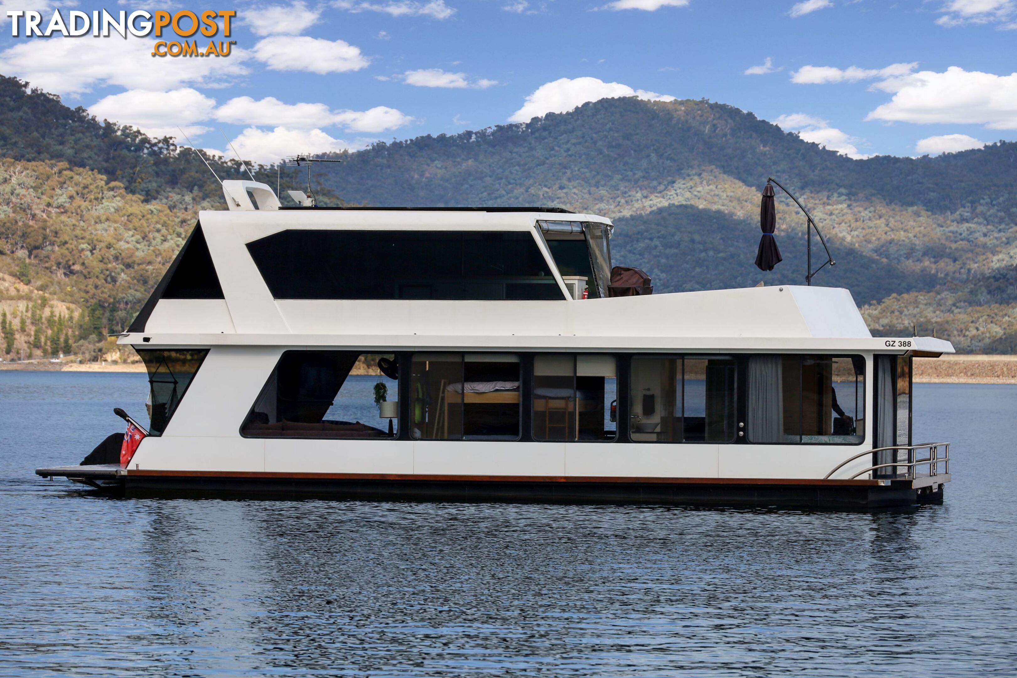 Nomad Houseboat Holiday Home on Lake Eildon