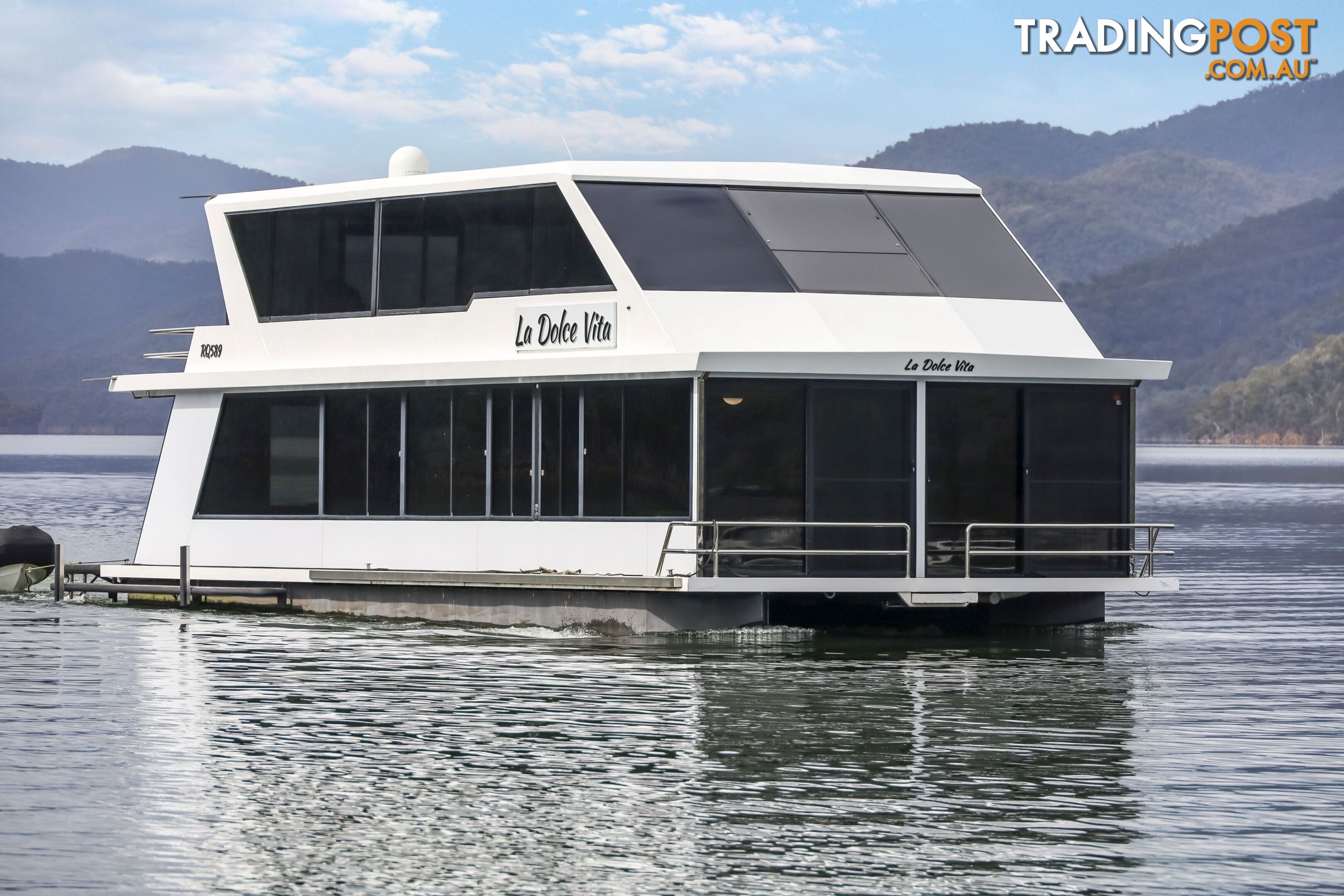 La Dolce Vita Houseboat Holiday Home @ Lake Eildon