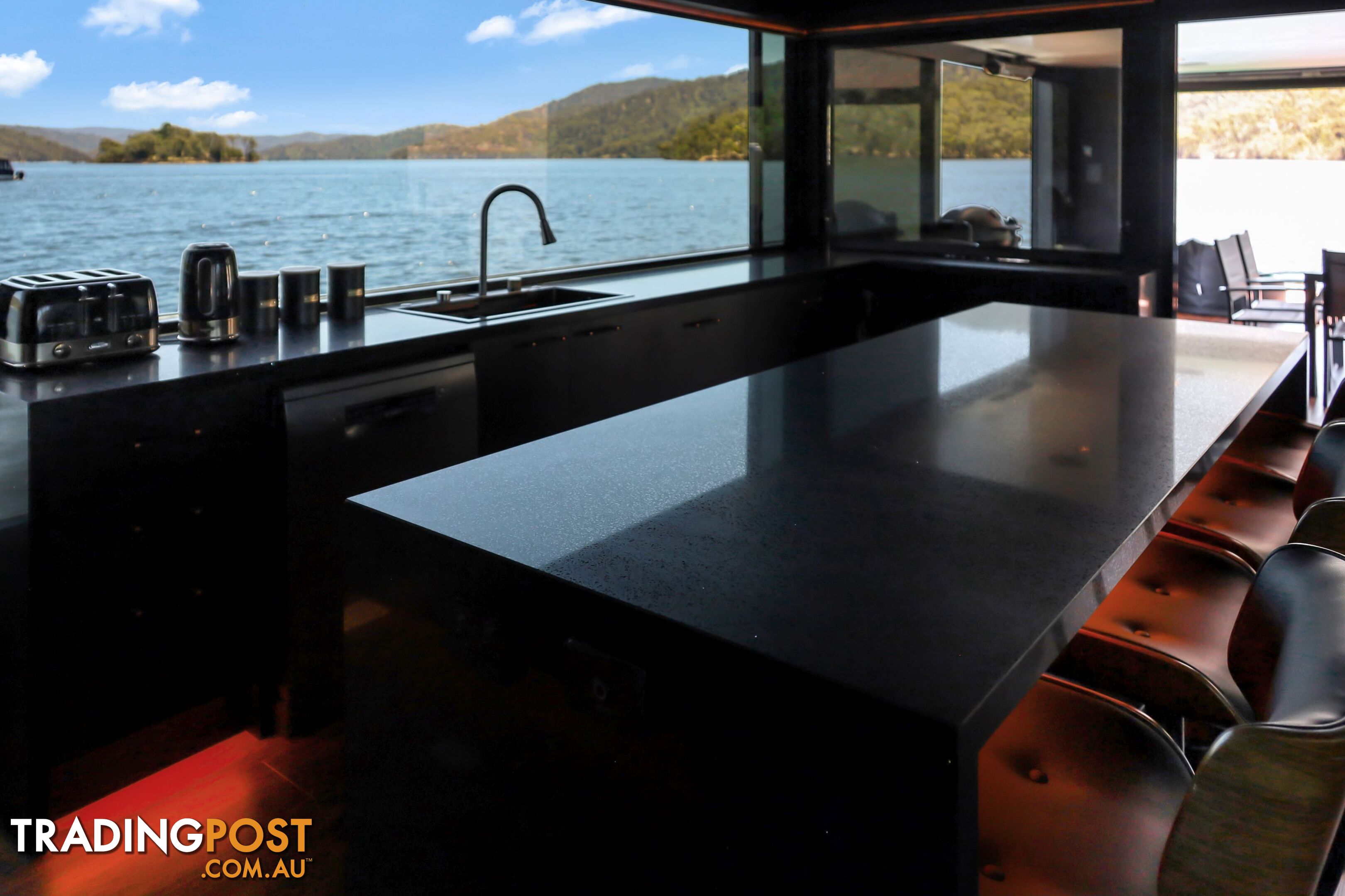 ENVY Houseboat Holiday Home on Lake Eildon